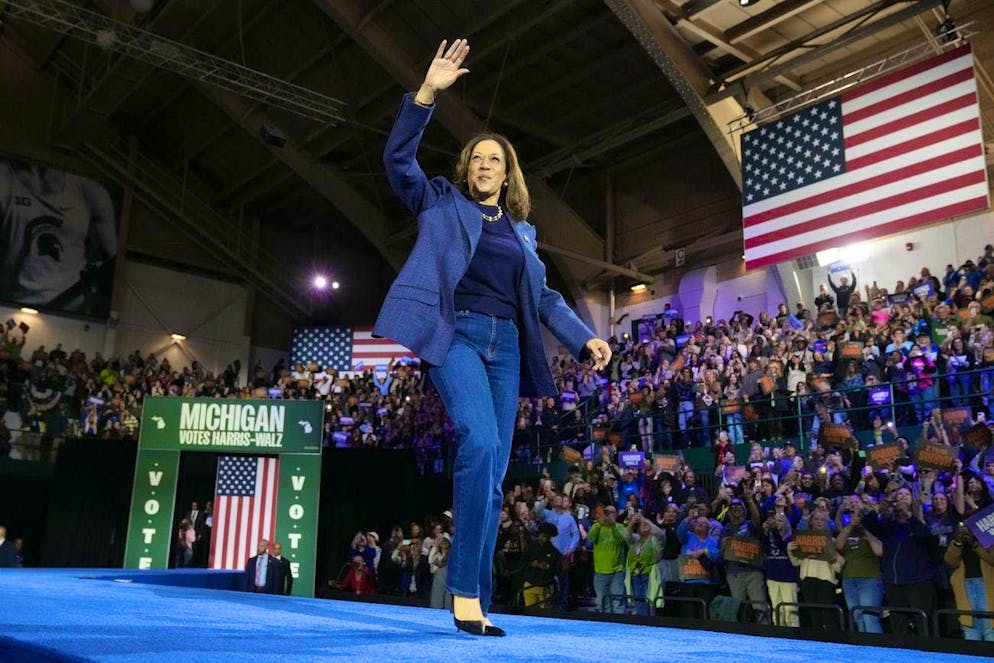 La candidata democratica alla presidenza Kamala Harris parla durante un evento della campagna elettorale nel campus della Michigan State University. (3 novembre 2024) Harris assume una posizione più dura nei confronti di Israele rispetto al suo predecessore sul conflitto mediorientale.