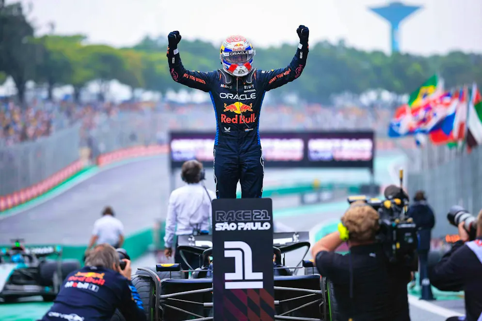 Bowing to Verstappen: 