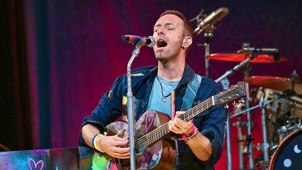 Coldplay frontman Chris Martin fell into a kind of trap door in the stage at a concert in the Australian city of Melbourne. A person in the opening was able to catch him. Martin continued to play.