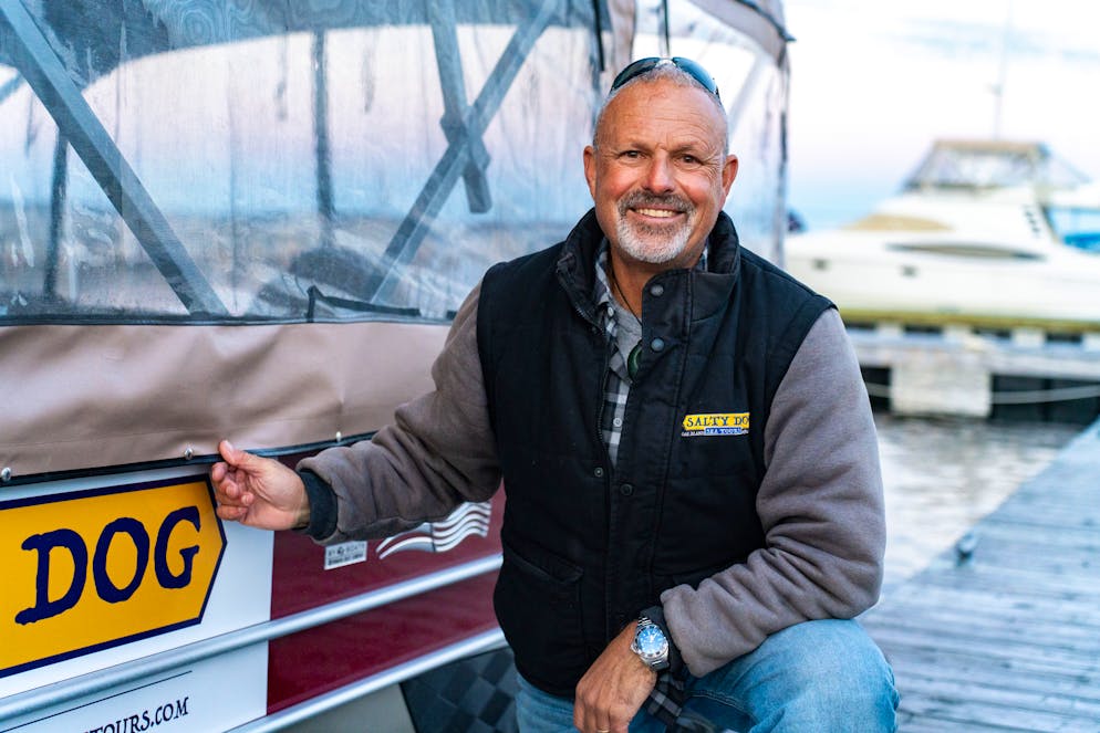 Unterwegs in der kanadischen Provinz: So schön ist Nova Scotia im Herbst. Wer es abenteuerlich mag, der erfährt auf einer Bootstour mit Skipper Tony von Salty Dog Sea mehr über die berüchtigte Schatzsucherinsel Oak Island.