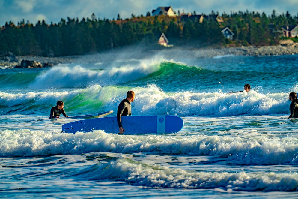 Unterwegs in der kanadischen Provinz: So schön ist Nova Scotia im Herbst. Vom Strand des Resorts aus lässt sich das wilde Meer bewundern – dessen Wellen werden auch im Herbst von mutigen Surfer*innen bezwungen.