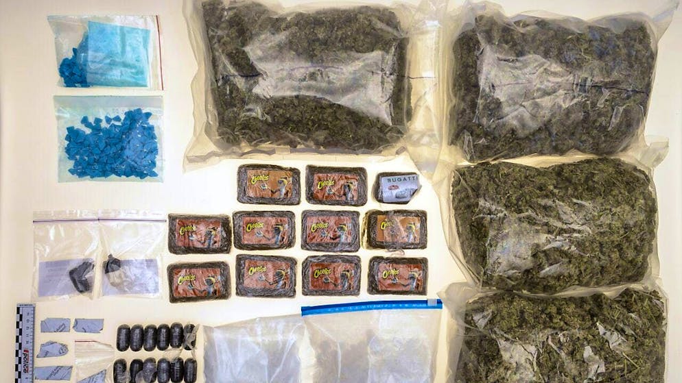 The Valais cantonal police seized three kilograms of cannabis, several hundred grams of cocaine, hundreds of ecstasy pills and ketamine from the suspects' homes and vehicles.