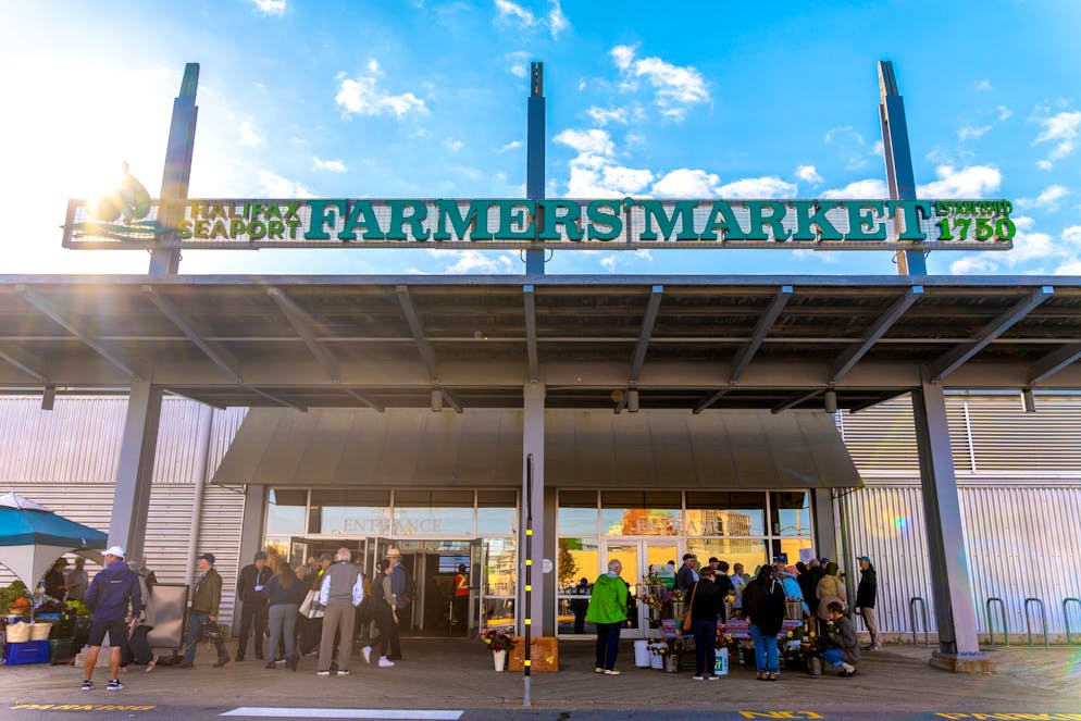 Unterwegs in der kanadischen Provinz: So schön ist Nova Scotia im Herbst. Am Wochenende ist am Farmers' Market beim Hafen viel los. 