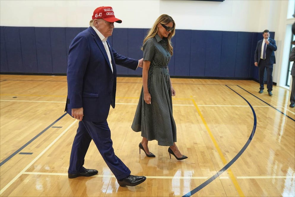 Trump o Harris? Il giorno delle elezioni negli Stati Uniti. AL momento del voto The Donald era accompagnato dalla moglie Melania.