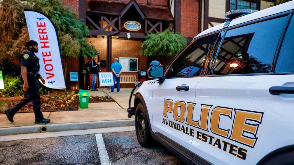 Trump or Harris? Election day in the USA. Strict security measures are in place across the country, especially outside polling stations.