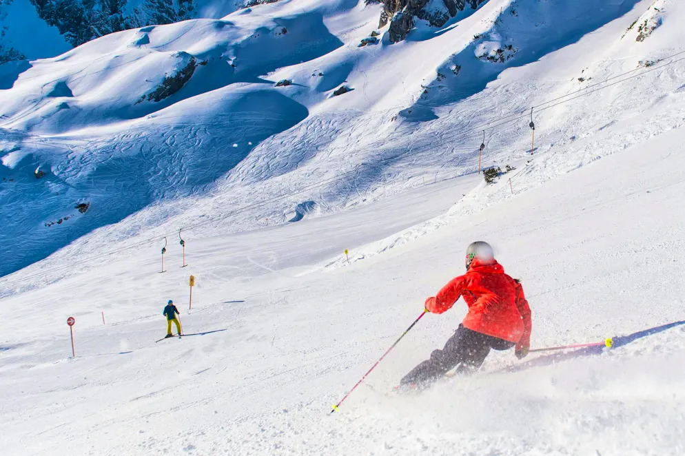 Those who like to go skiing in the mountains in winter have to dig deep into their wallets. Not only are day passes expensive, but accommodation and food also come at a price.