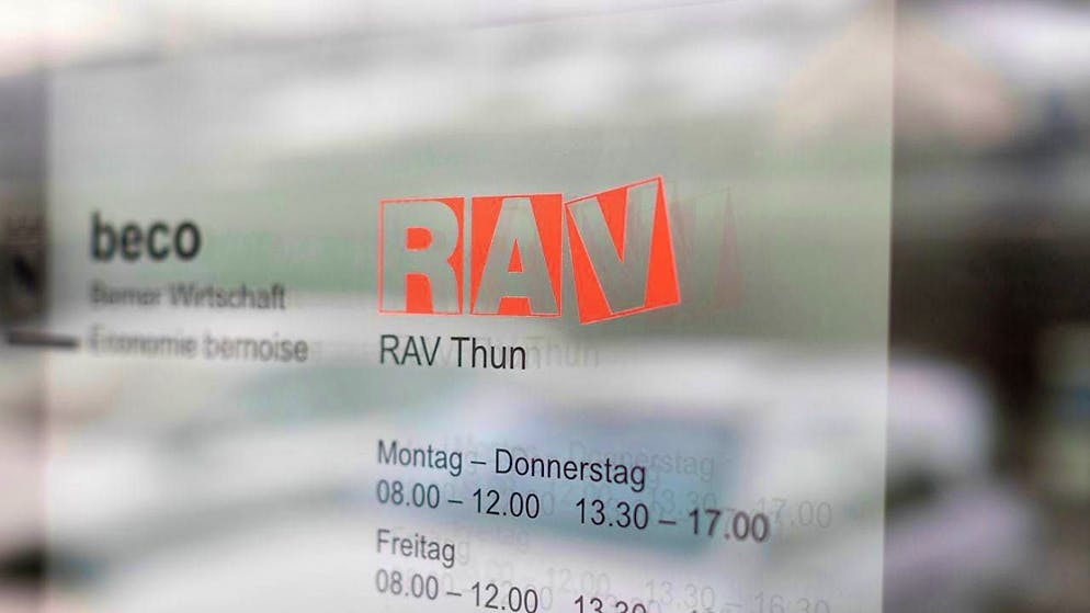 In October, around 3,200 more people were registered as unemployed with the regional employment agencies (RAV) than in the previous month.