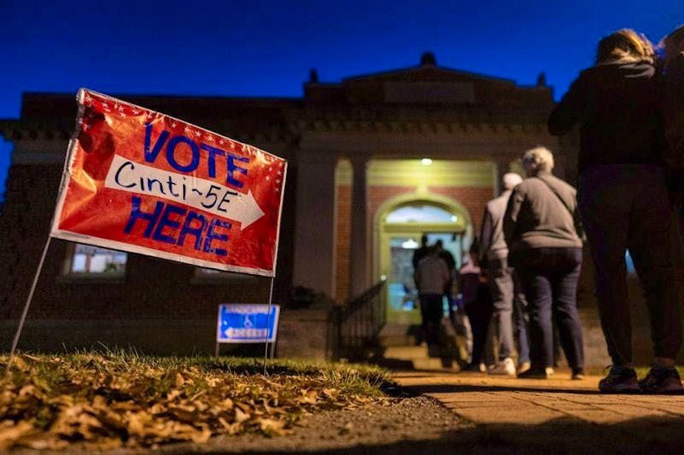 Trump o Harris? Il giorno delle elezioni negli Stati Uniti. ... e si mettono in coda fuori dai seggi elettorali prima dell'alba.