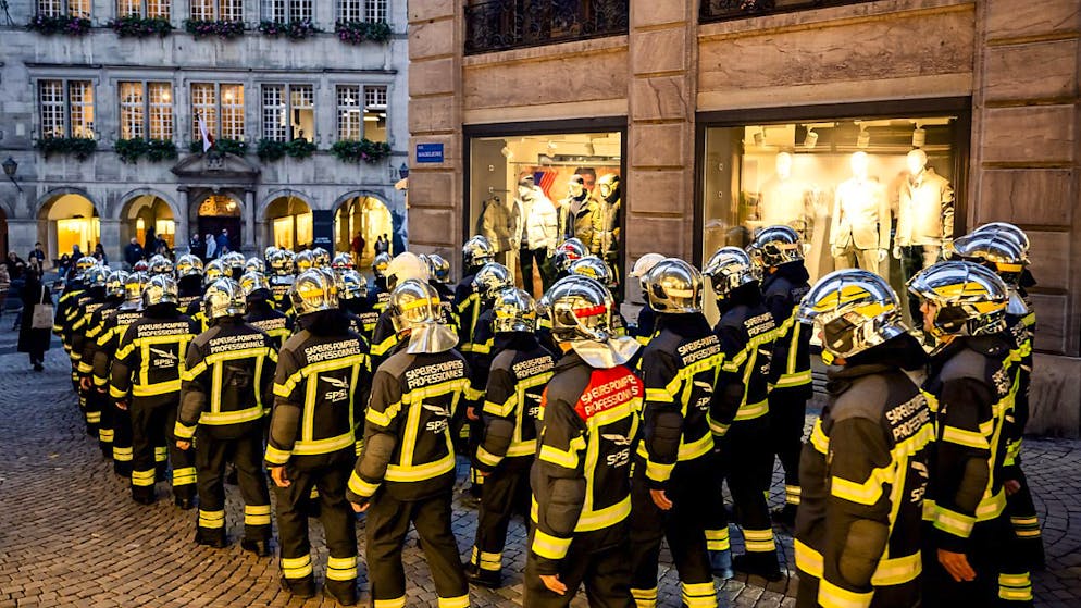 Plus d'une soixantaine de sapeurs-pompiers de la Ville de Lausanne ont manifesté mardi pour de meilleures conditions de travail lors d'une marche entre la caserne et le Conseil communal.