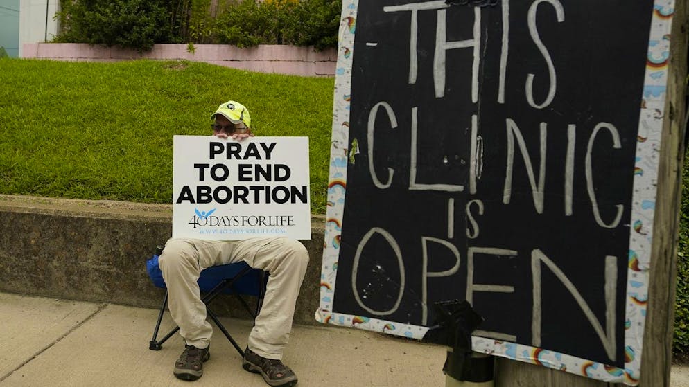 Ein Abtreibungsgegner hat sich in Jackson, Mississippi, neben einem Gesundheitszentrum platziert. Archivbild