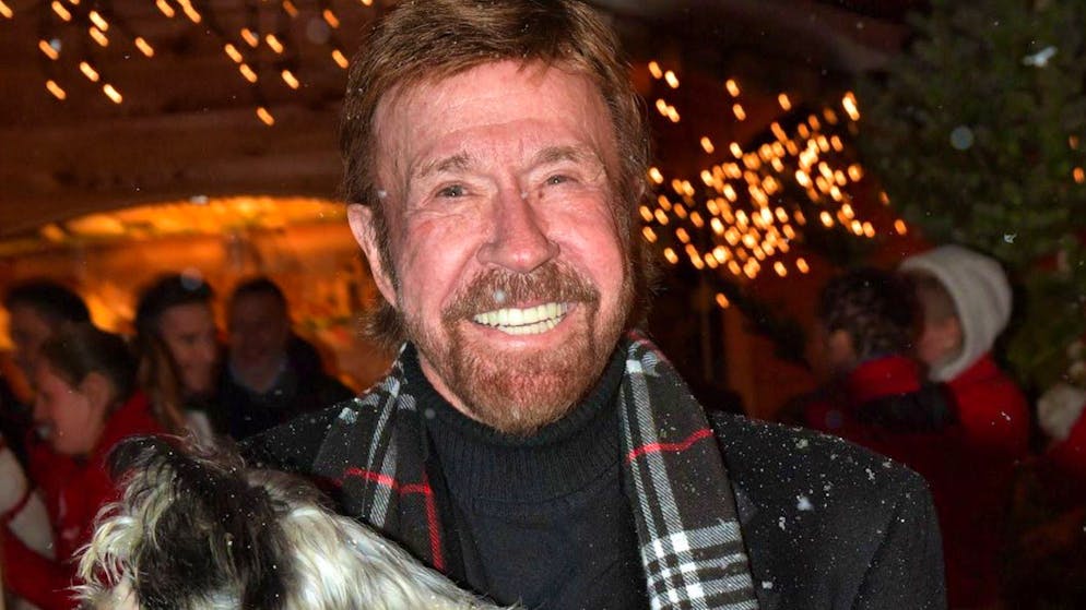 Harris o Trump? Le star hanno preso la loro decisione. La star del cult d'azione Chuck Norris è un repubblicano dichiarato e ha sostenuto Trump fin dall'inizio: Trump è «davvero gentile e sincero», cosa che ha potuto sperimentare personalmente.