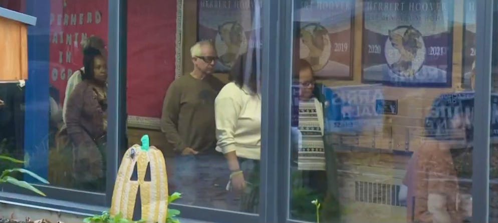 In Philadelphia stehen die Menschen vor einem Wahllokal an.