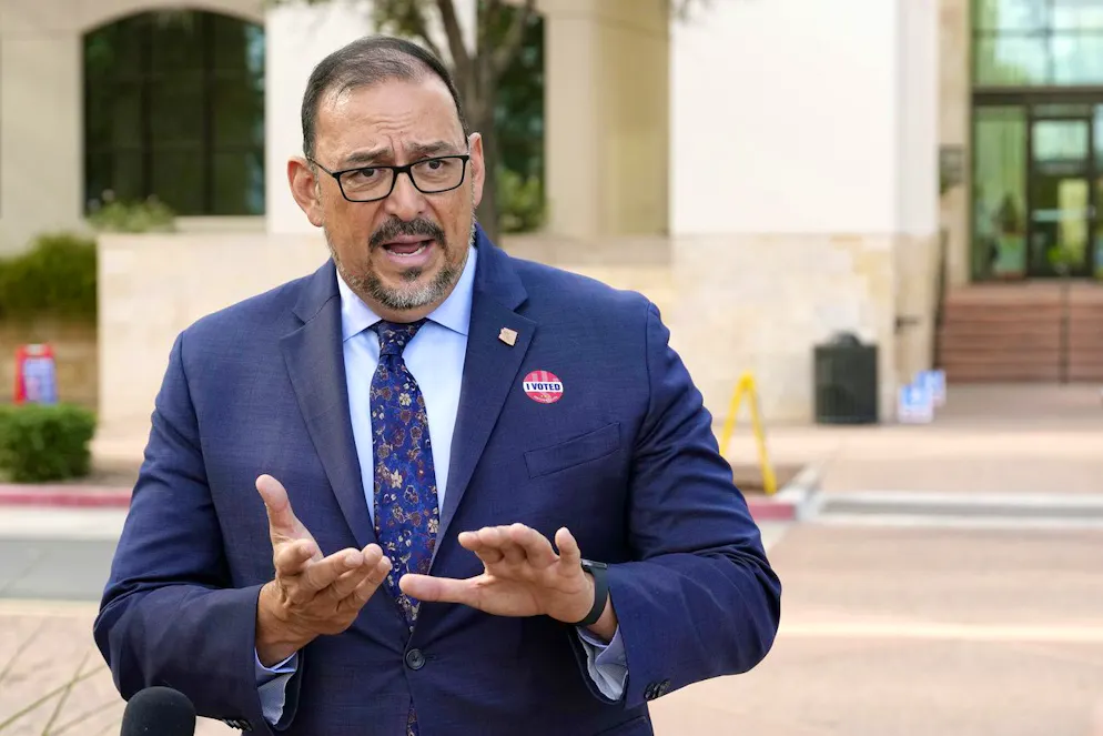 Le secrétaire d'Etat de l'Arizona, Adrian Fontes, a qualifié une vidéo évoquant des fraudes électorales de «complètement bidon» et son Etat, considéré comme un bastion du complotisme électoral, a pris des mesures pour protéger ses agents électoraux et les opérations de vote.