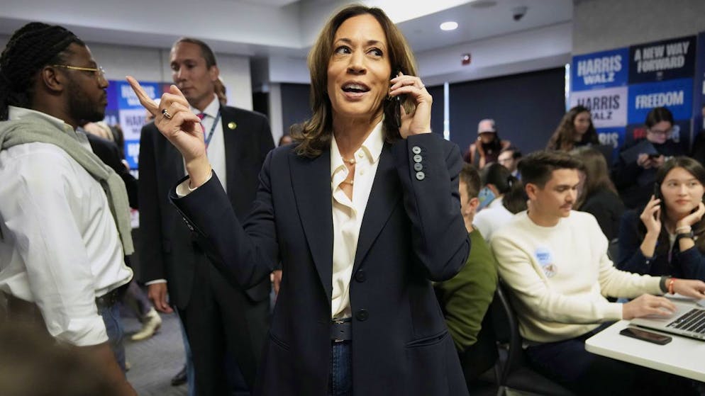 Die demokratische Präsidentschaftskandidatin und US-Vizepräsidentin Kamala Harris nimmt am Wahl-Dienstag Freiwilligen im Hauptquartier der Demokratischen Partei In Washington ein paar Anrufe an Bürger*innen ab. 