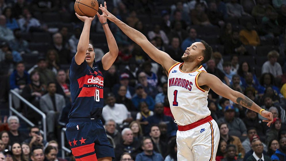 Kyshawn George plays with the Golden State Warriors with his three-point team