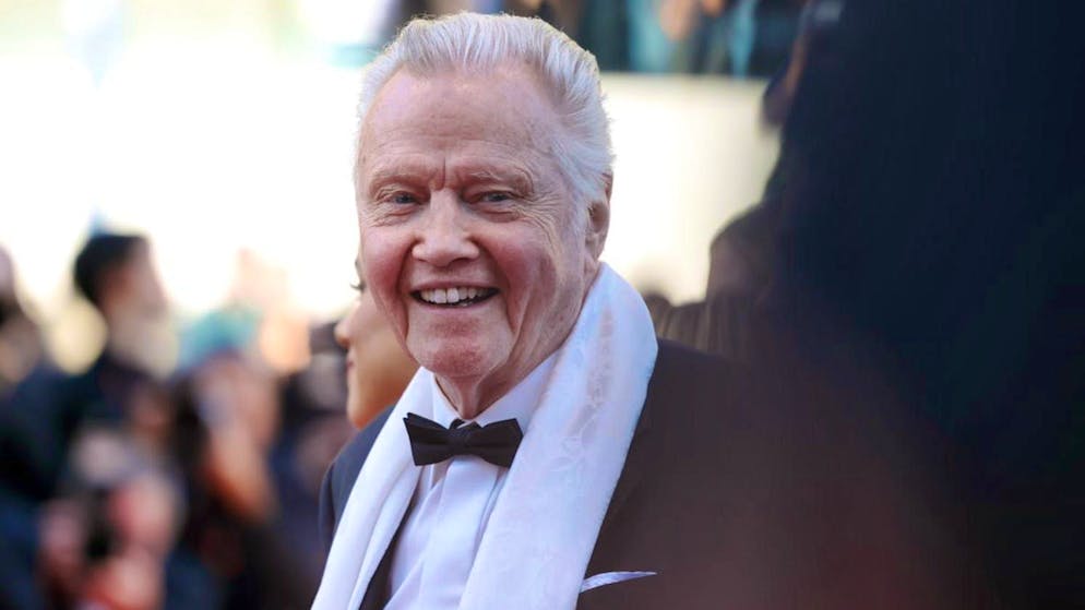 Harris o Trump? Le star hanno preso la loro decisione. È conosciuto come un duro e un repubblicano, e l'attore Jon Voight aveva già avuto parole di elogio per lui nel 2016. Il padre di Angelina Jolie non fa mistero di sostenere nuovamente Trump: «Il presidente Trump aiuterà la giustizia a prevalere e a mettere al loro posto gli animali barbari che stanno distruggendo il nostro Paese, gli Stati Uniti», ha scritto di recente su X.