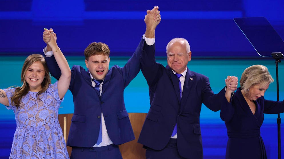 Tim Walz, Vizepräsidentschaftskandidat der Demokraten (2.v.r.), und seine Familie verbringen den Wahlabend mit Kamala Harris in Washington. (Archivbild)