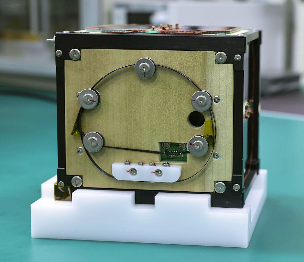 Le satellite expérimental, baptisé LignoSat et dont l'apparence est celle d'un cube en bois de 10 centimètres seulement de côté, a été lancé à bord d'une fusée sans pilote depuis le centre spatial Kennedy de la NASA en Floride, a indiqué le centre d'études spatiales de l'université de Kyoto.