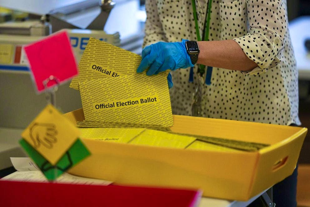 Trump o Harris? Il giorno delle elezioni negli Stati Uniti. Gli addetti ai seggi contano i voti postali.