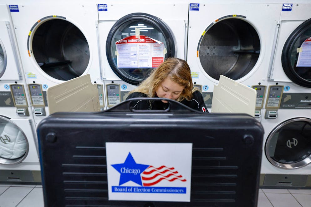 Une femme vote le jour de l'élection dans un bureau de vote à l'intérieur de la Su Nueva Lavanderia à Chicago, Illinois, le 5 novembre 2024. (Photo par KAMIL KRZACZYNSKI / AFP)