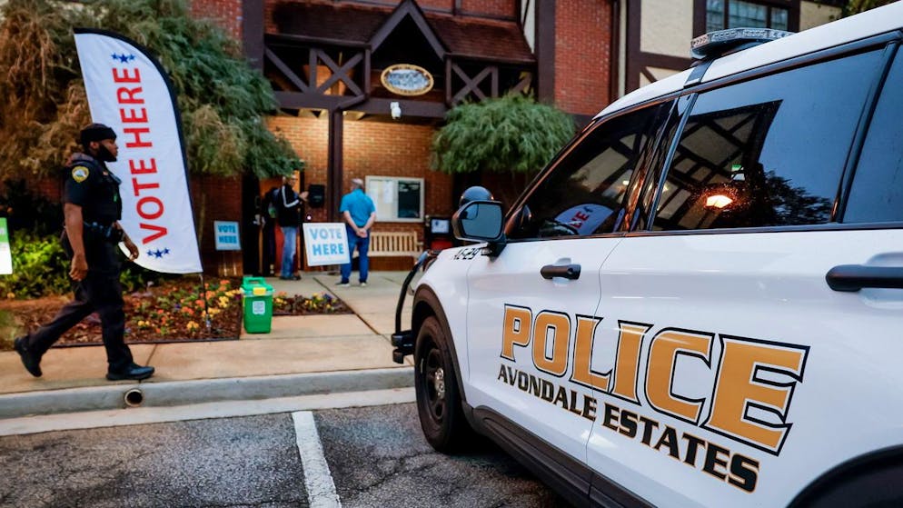 Trump oder Harris? Wahltag in den USA. Überall im Land gibt es strenge Sicherheitsvorkehrungen, insbesondere vor den Wahllokalen. 