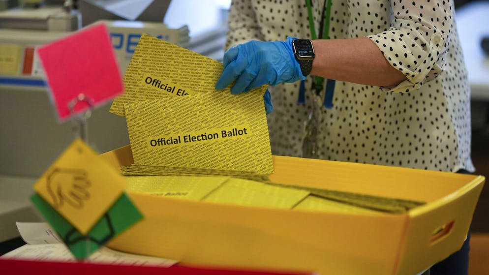 Trump oder Harris? Wahltag in den USA. Wahlhelfer zählen Briefwahlstimmen aus.