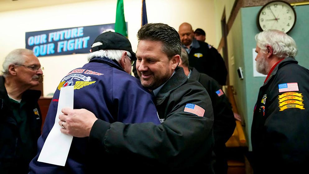 Jon Holden (a destra), capo del sindacato di Seattle, ha descritto il contratto come una vittoria per i lavoratori che erano determinati a recuperare più di un decennio di salari stagnanti.