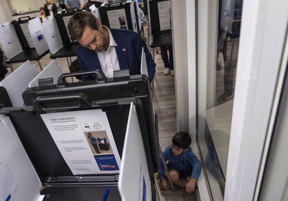 Il candidato repubblicano alla vicepresidenza, il senatore JD Vance, R-Ohio, vota con il figlio nella chiesa cattolica maronita di Sant'Antonio di Padova.
