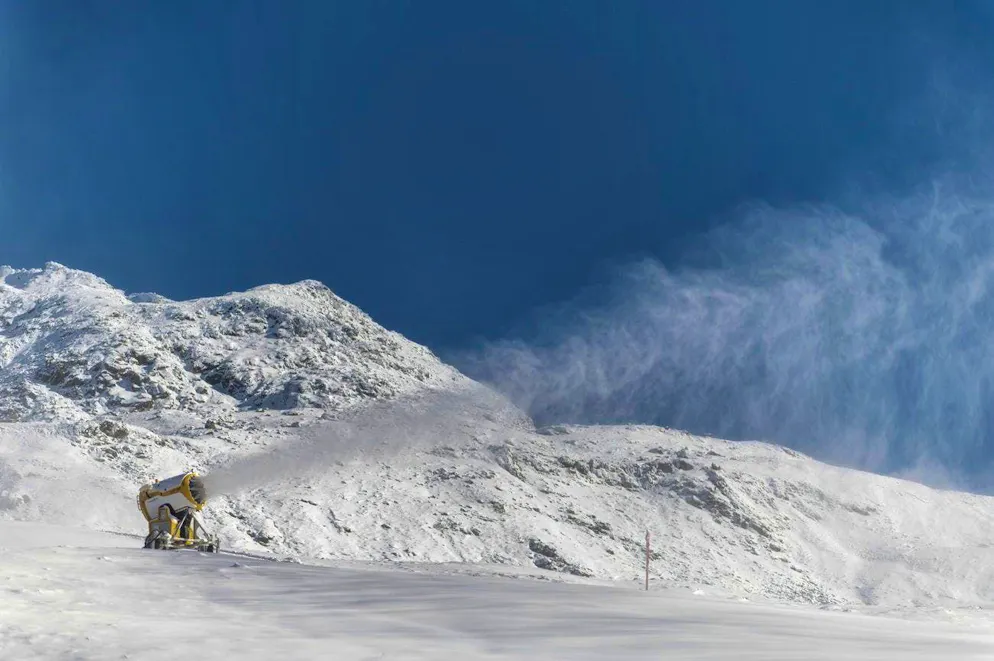 On the Ötztal Tourismus website, the Obergurgl-Hochgurgl ski area is described as "top quality skiing from November to April in a high Alpine landscape".