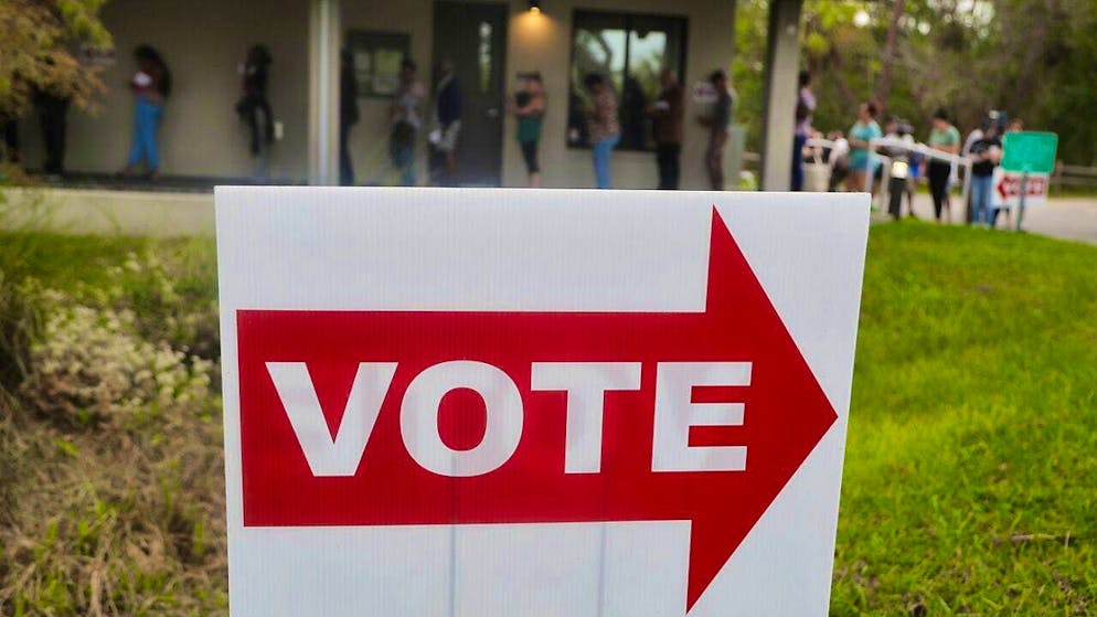 People wait in line to vote on Election Day. Photo: Dirk Shadd/Tampa Bay Times/ZUMA Press Wire/dpa