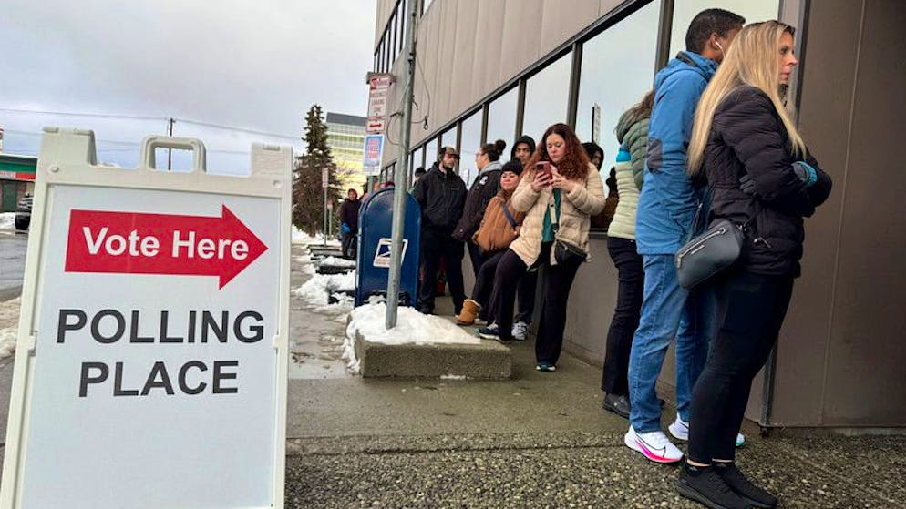 Trump oder Harris? Wahltag in den USA. Wie hier in Alaska trotzen die Menschen zum Teil widrigen Wetterbedingungen.