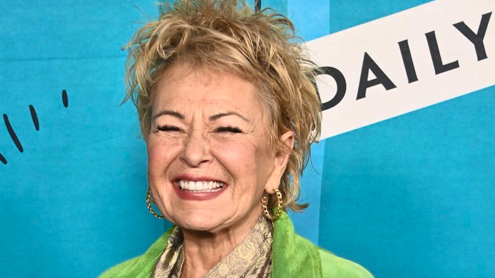 Harris o Trump? Le star hanno preso la loro decisione. A causa di un tweet percepito come razzista, nel 2018 è stata cacciata dalla nuova edizione della sitcom «Roseanne» che porta il suo nome: non era una razzista, ha spiegato in seguito Roseanne Barr. E nemmeno Donald Trump lo era.