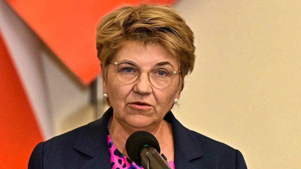 Federal Councillor Viola Amherd's department provides former top officials with generous consultancy contracts.