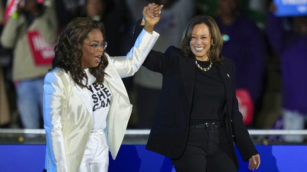 Die demokratische US-Präsidentschaftskandidatin Kamala Harris (r.) mit Oprah Winfrey bei ihrer letzten Wahlkampfrede am Montagabend in Philadelphia.