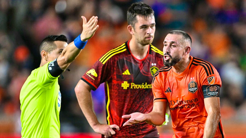 Héctor Herrera is sent off after his spitting attack.