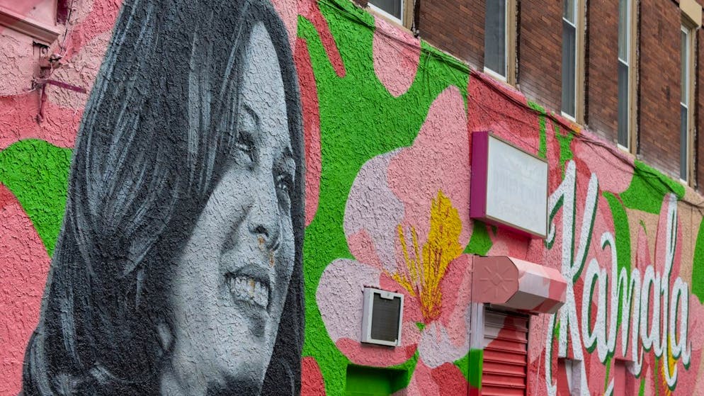 Trump oder Harris? Wahltag in den USA. Ein Graffiti in Philadelphia, der Hauptstadt des umkämpften Swing States Pennsylvania, wirbt für die demokratische Präsidentschaftskandidatin Kamala Harris.