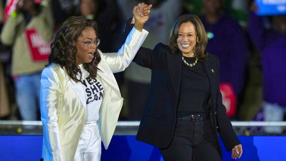 Democratic US presidential candidate Kamala Harris (r.) with Oprah Winfrey during her final campaign speech in Philadelphia on Monday night.