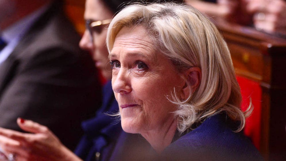 Marine Le Pen est de retour mardi à la barre à Paris.
