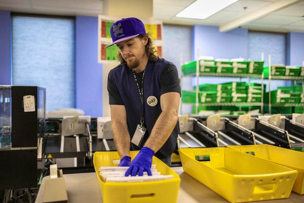 Trump o Harris? Il giorno delle elezioni negli Stati Uniti. Gli addetti ai seggi hanno il loro bel da fare questo martedì.