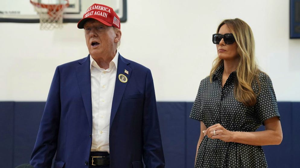 Ex-Präsident und republikanischer Präsidentschaftskandidat Donald Trump (l.) mit seiner Frau Melania im Wahllokal in Palm Beach, Florida. 