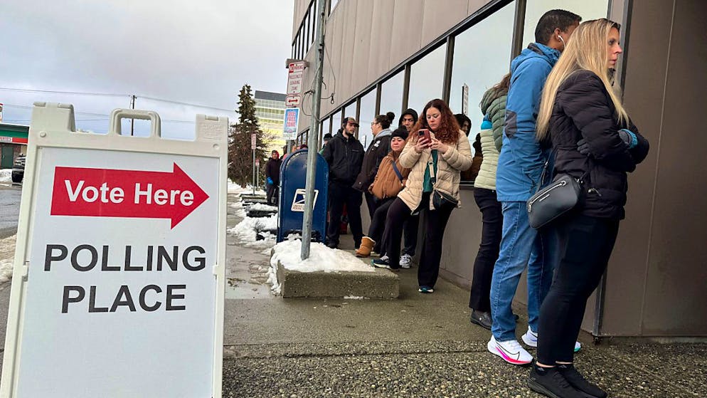 Oltre 80 milioni di americani hanno già votato in anticipo o per posta o in presenza, come qui ad Anchorage, in Alaska.