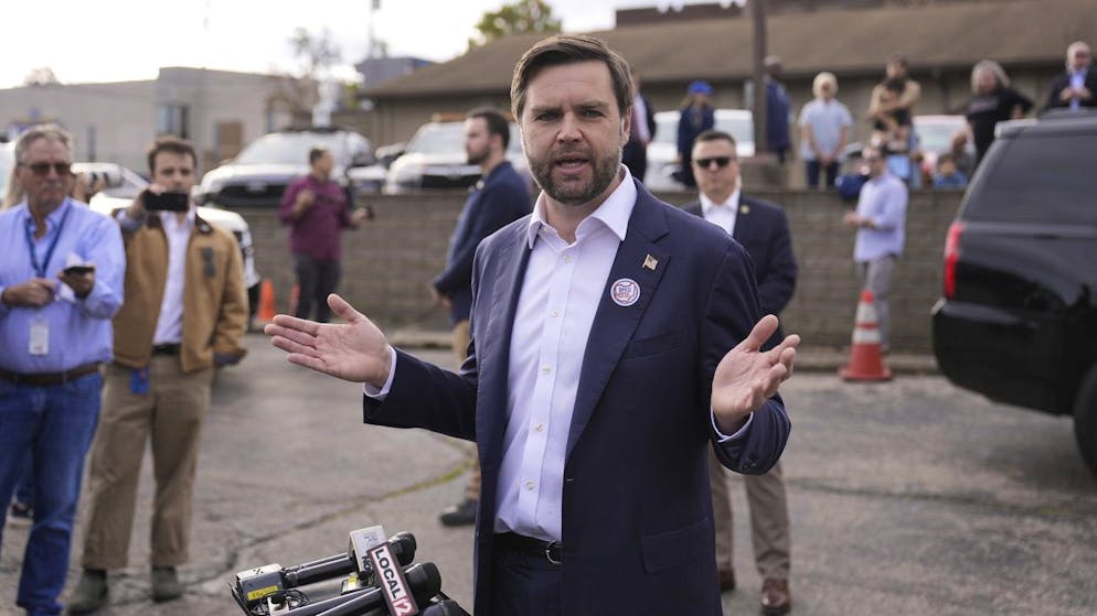 Vance spricht nach seiner Stimmabgabe mit Reportern.