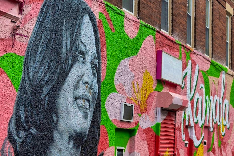 Trump o Harris? Il giorno delle elezioni negli Stati Uniti. Un graffito a Filadelfia, capitale del contestato swing state della Pennsylvania, pubblicizza la candidata democratica alla presidenza Kamala Harris.