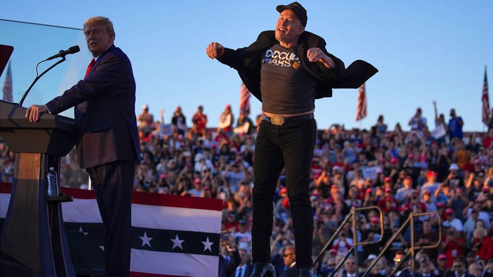 Tech-Milliardär und Trump-Unterstützer Elon Musk hüpft bei einer Wahlkampfveranstaltung von Donald Trump im Swing State Pennsylvania auf der Bühne herum. (Archivbild)
