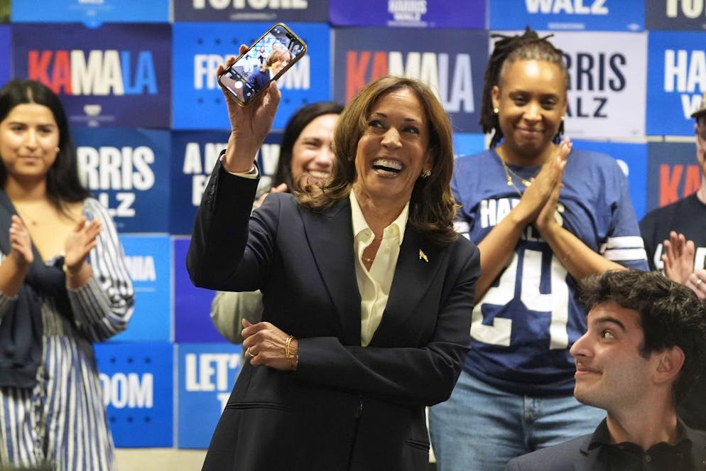 Trump o Harris? Il giorno delle elezioni negli Stati Uniti. La candidata democratica alla presidenza Kamala Harris tiene in mano un telefono mentre fa phone banking con i volontari nella sede del DNC il giorno delle elezioni, martedì 5 novembre 2024, a Washington.
