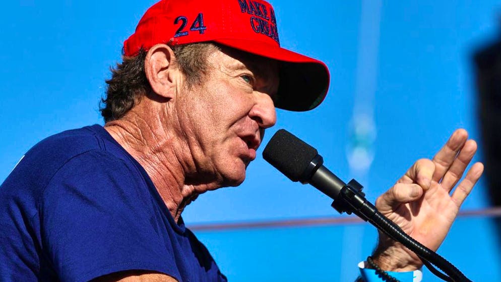 Harris o Trump? Le star hanno preso la loro decisione. Dennis Quaid è un fan di lunga data di Trump: a maggio, la star di «Journey into Me» ha annunciato in un talk show che avrebbe votato di nuovo per Donald Trump, perché aveva fatto così bene in carica dal 2017 al 2021.