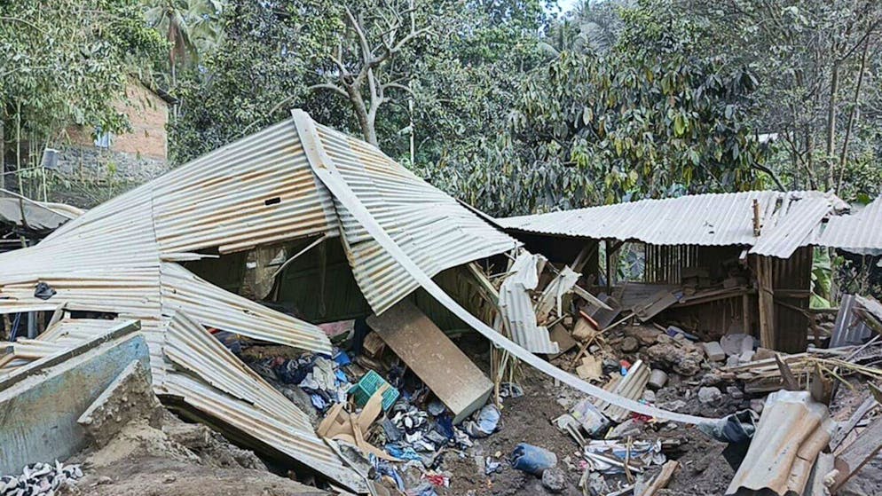 Il vulcano Lewotobi Laki-Laki, in Indonesia, ha eruttato rocce infuocate sui centri abitati distruggendo le case di legno.