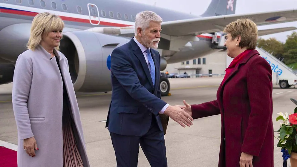 Czech state guest Petr Pavel was welcomed at Zurich Airport on Tuesday morning by the President of the Swiss Confederation, Viola Amherd.