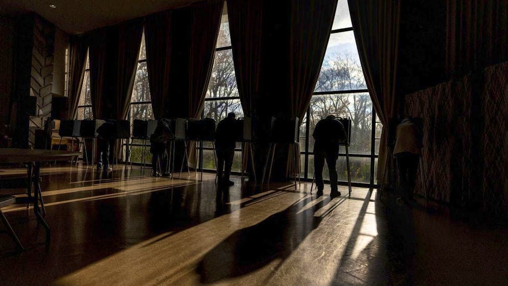 Trump or Harris? Election day in the USA. Voters cast their ballots in Dearborn, Michigan.
