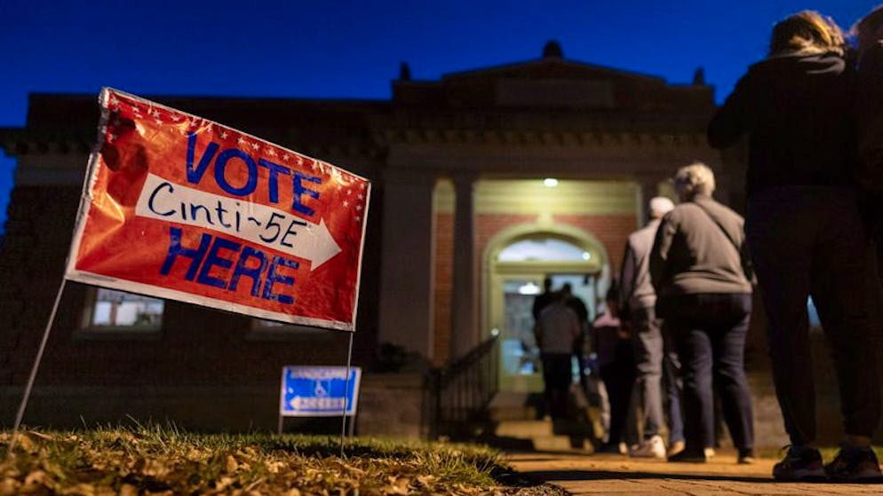 Trump oder Harris? Wahltag in den USA. ... und stellen sich noch vor dem Sonnenaufgang in die Warteschlange vor den Wahllokalen. 